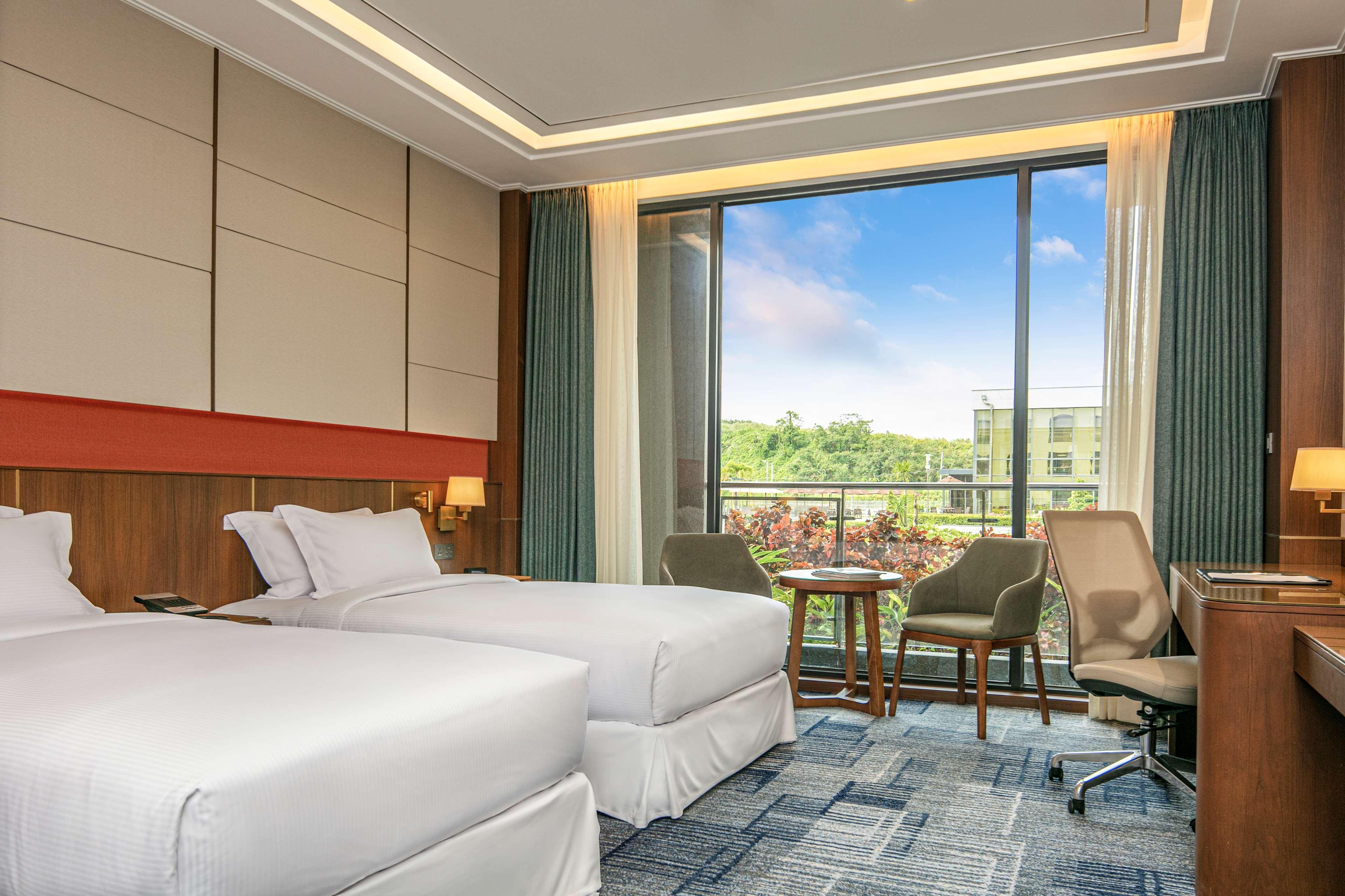 Hilton Clark Sun Valley Resort Clark Field Экстерьер фото