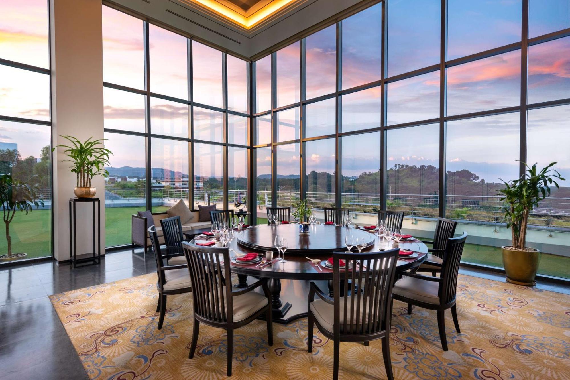Hilton Clark Sun Valley Resort Clark Field Экстерьер фото